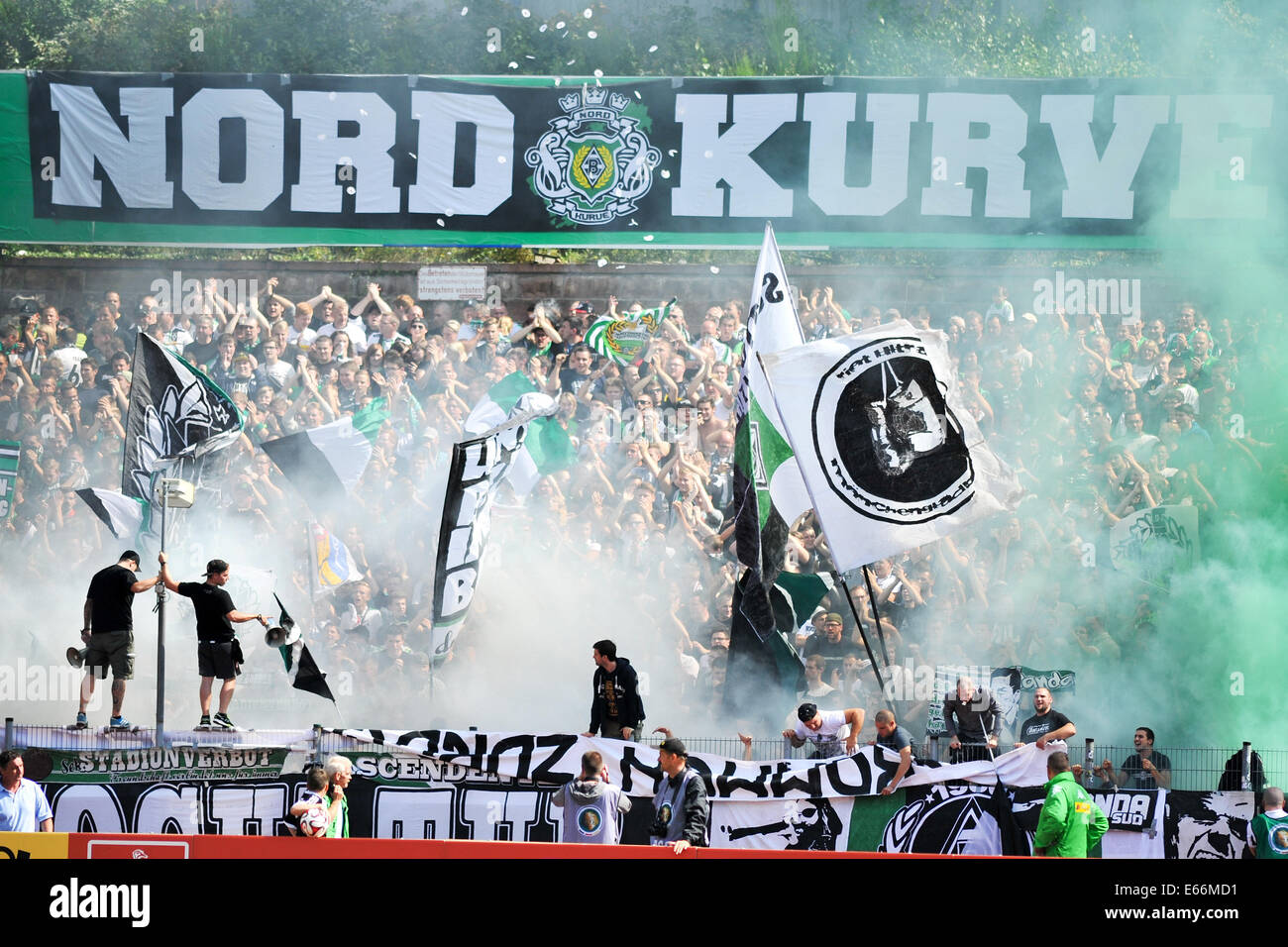 Homburg, Germania. 16 Ago, 2014. Gladbach è un fan ha iniziato a fumo bombe prima la DFB cup match di primo turno tra FC 08 Homburg e Borussia Moenchengladbach a Waldstadion in Homburg, Germania, 16 agosto 2014. Credito: dpa picture alliance/Alamy Live News Foto Stock