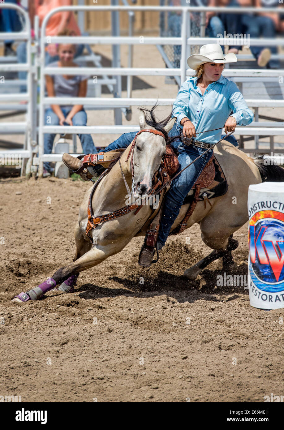 Cowgirl sulle passeggiate a cavallo nel Signore Barrel racing event, Chaffee County Fair & Rodeo Foto Stock