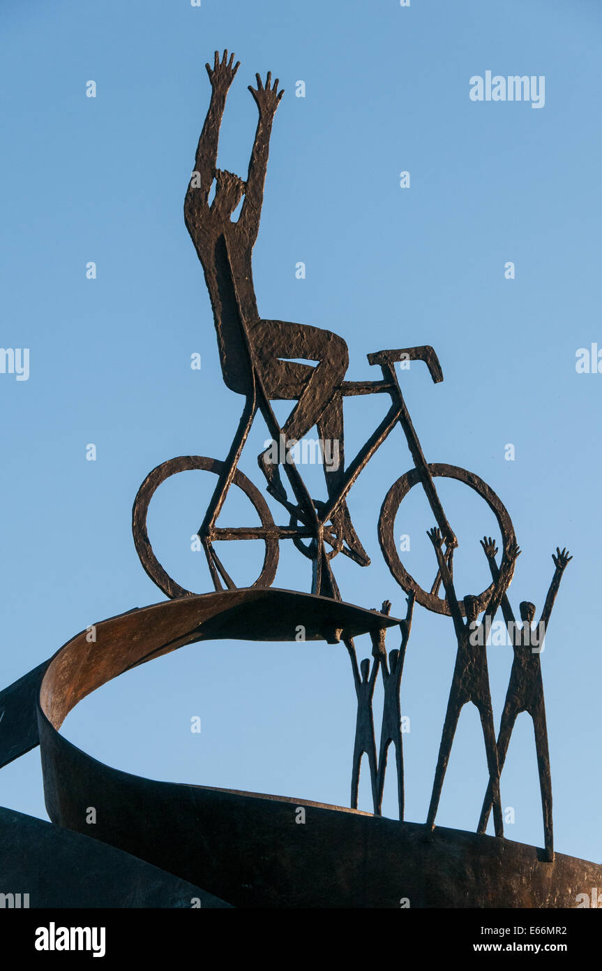 Un monumento al grande ciclista italiano Fausto Coppi - Torino, Italia Foto  stock - Alamy