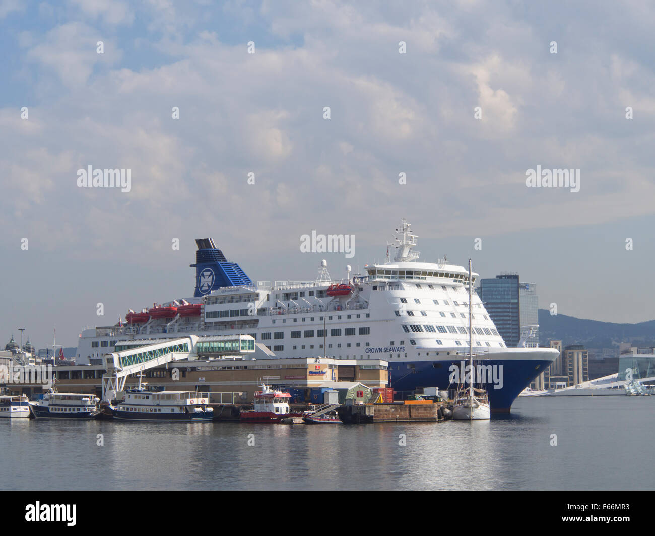 Oslo Norvegia Harbour, Copenaghen traghetto pronti per la partenza, nuova Opera House può essere visto dietro Foto Stock