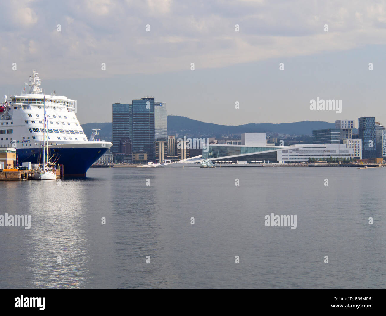 Oslo Norvegia Harbour, Copenaghen traghetto pronti per la partenza, nuova Opera House può essere visto dietro Foto Stock