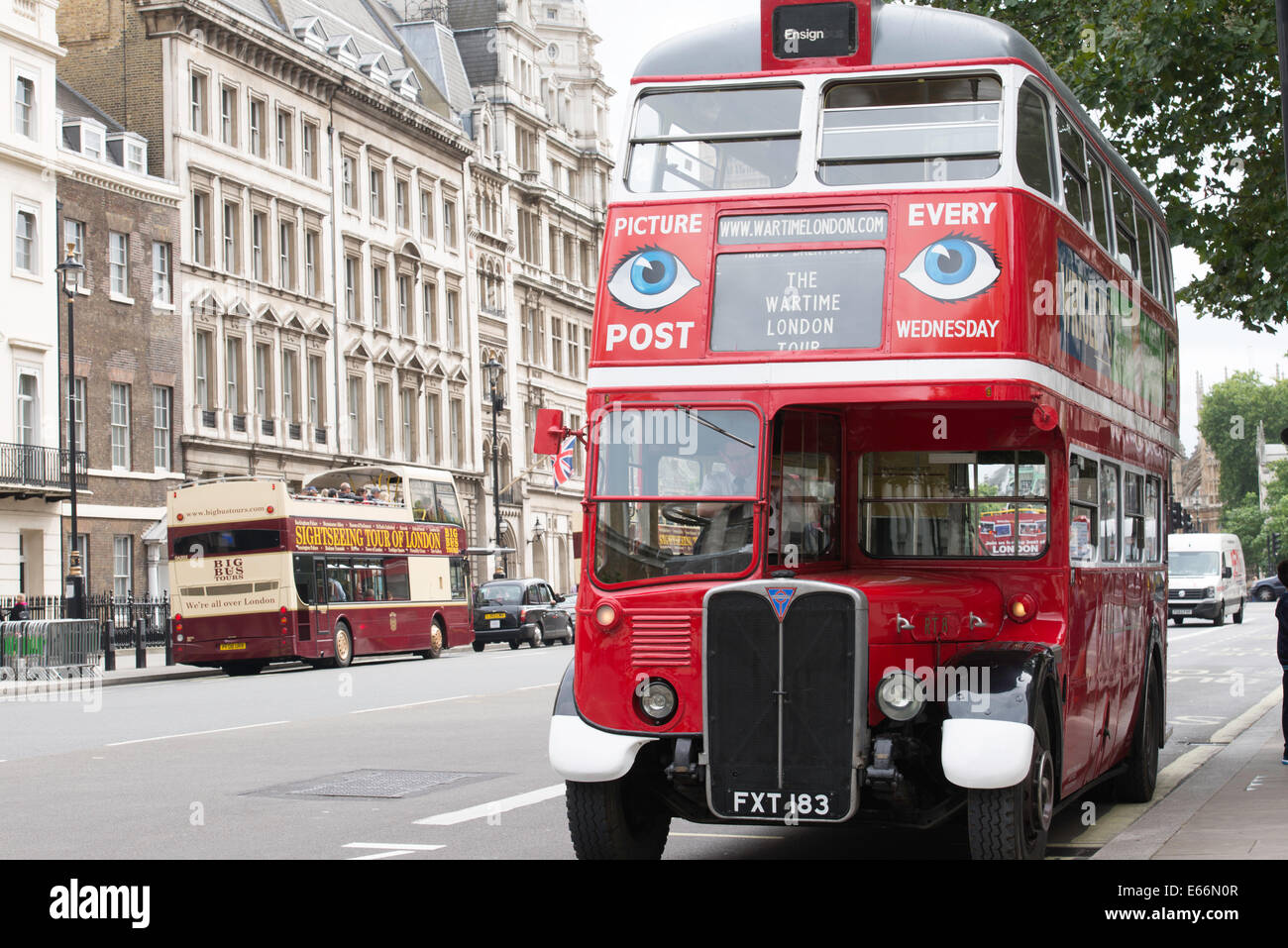 Storico routemaster rosso tour bus su Whitehall a Londra Foto Stock