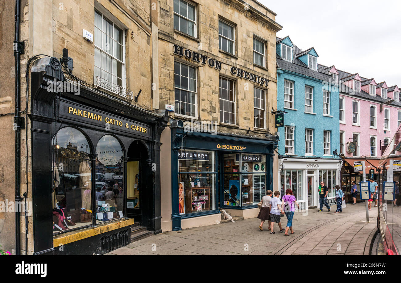Centro città vista, con interessanti edifici del periodo, negozi e dello shopping, Cirencester, Cotswolds, Gloucestershire, Inghilterra, Regno Unito. Foto Stock