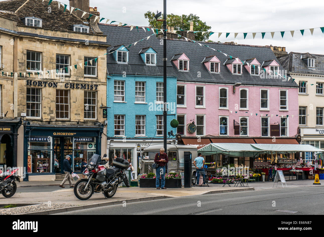 Centro città vista, con edifici del periodo, negozi e bancarelle del mercato, Cirencester, Cotswolds, Gloucestershire, Inghilterra, Regno Unito. Foto Stock