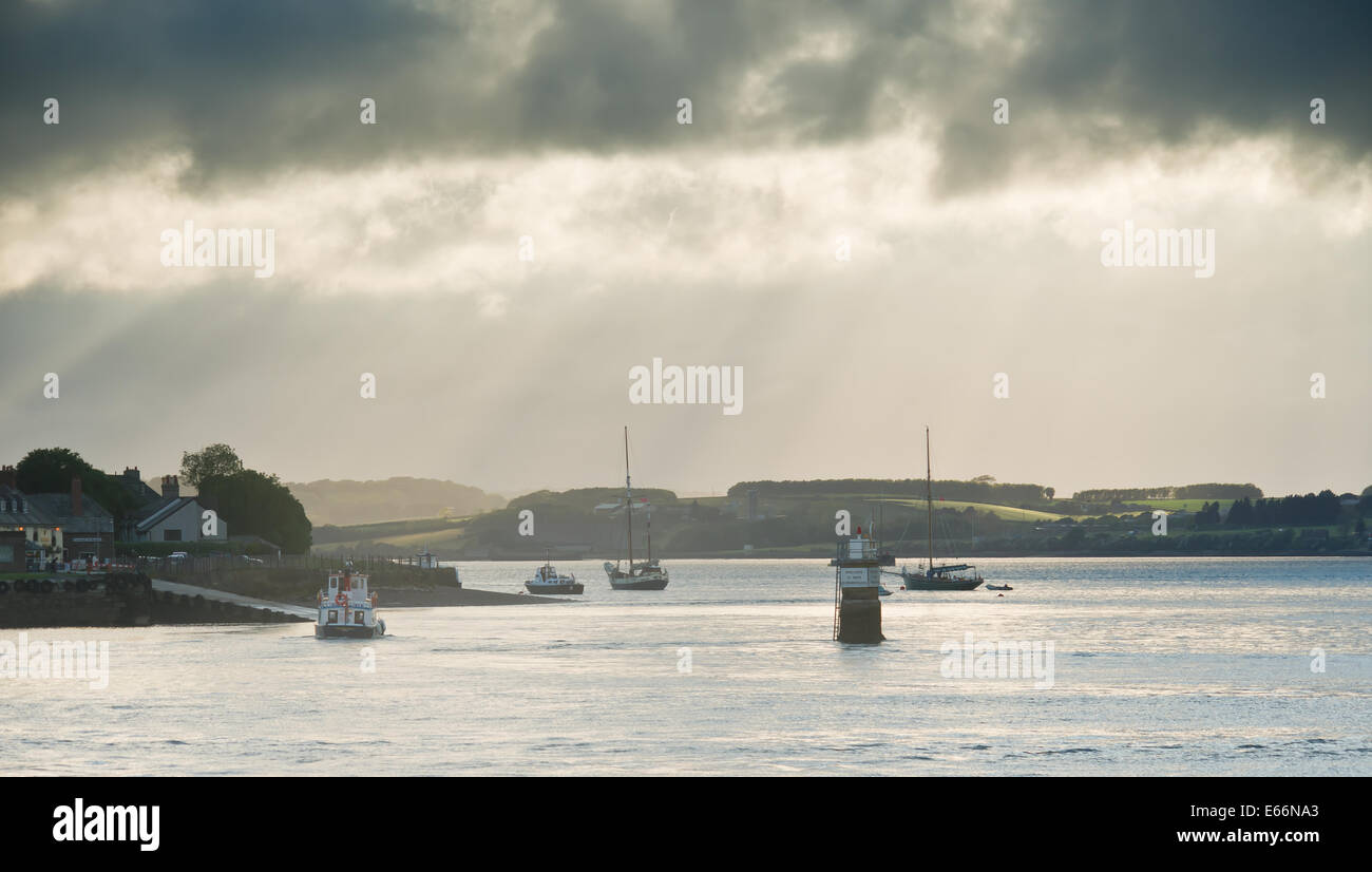 Serata di flussi di luce del sole attraverso le nuvole sopra il fiume Tamar, Devon, Inghilterra Foto Stock