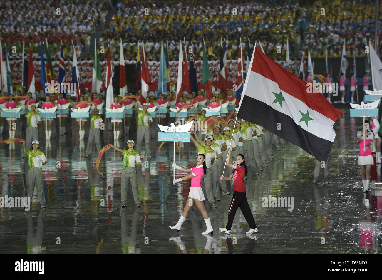 Nanjing, cinese della provincia di Jiangsu. 16 Ago, 2014. Il portabandiera della Repubblica Araba Siriana delegazione parate nello stadio durante la cerimonia di apertura di Nanjing 2014 Olimpiadi della Gioventù in Nanjing, a est della capitale cinese della provincia di Jiangsu, Agosto 16, 2014. Credito: Yue Yuewei/Xinhua/Alamy Live News Foto Stock