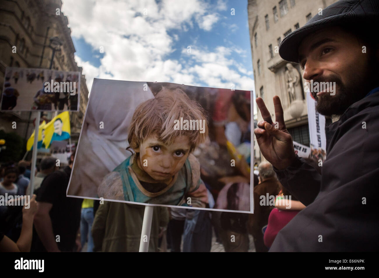 Londra, Regno Unito. 16 Ago, 2014. Protesta al di fuori di BBC HQ contro uno Stato islamico di massacri di Yazidis e curdi. Credito: Guy Corbishley/Alamy Live News Foto Stock