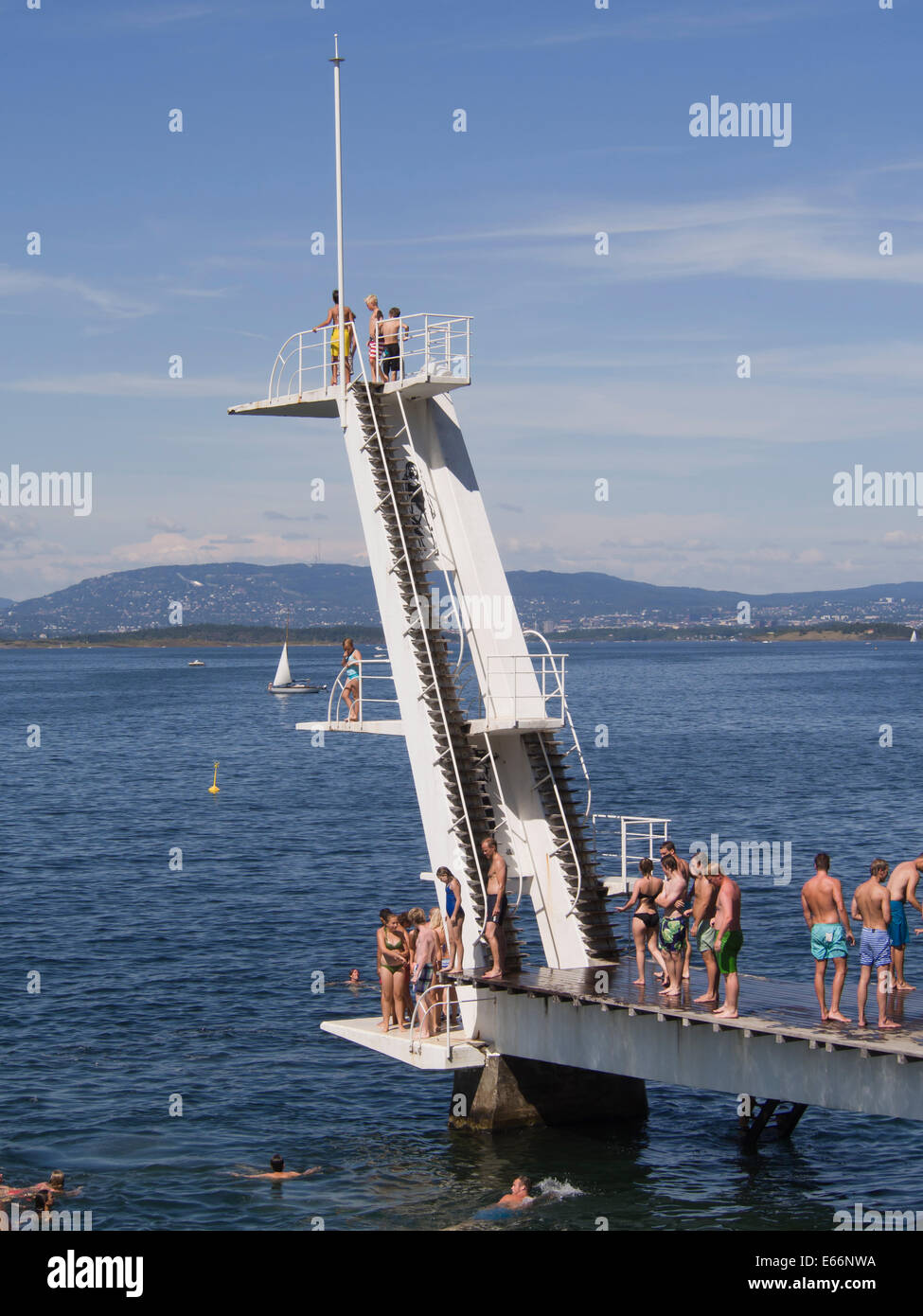 Ingierstrand bad, una spiaggia nella periferia di Oslo Norvegia nel fiordo di Oslo, 10 m diving Torre e la folla attraverso l'estate Foto Stock