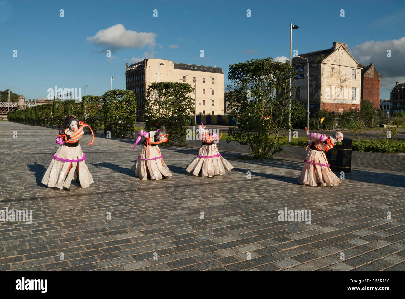 Artisti di strada ballerini al Riverside Glasgow. Foto Stock