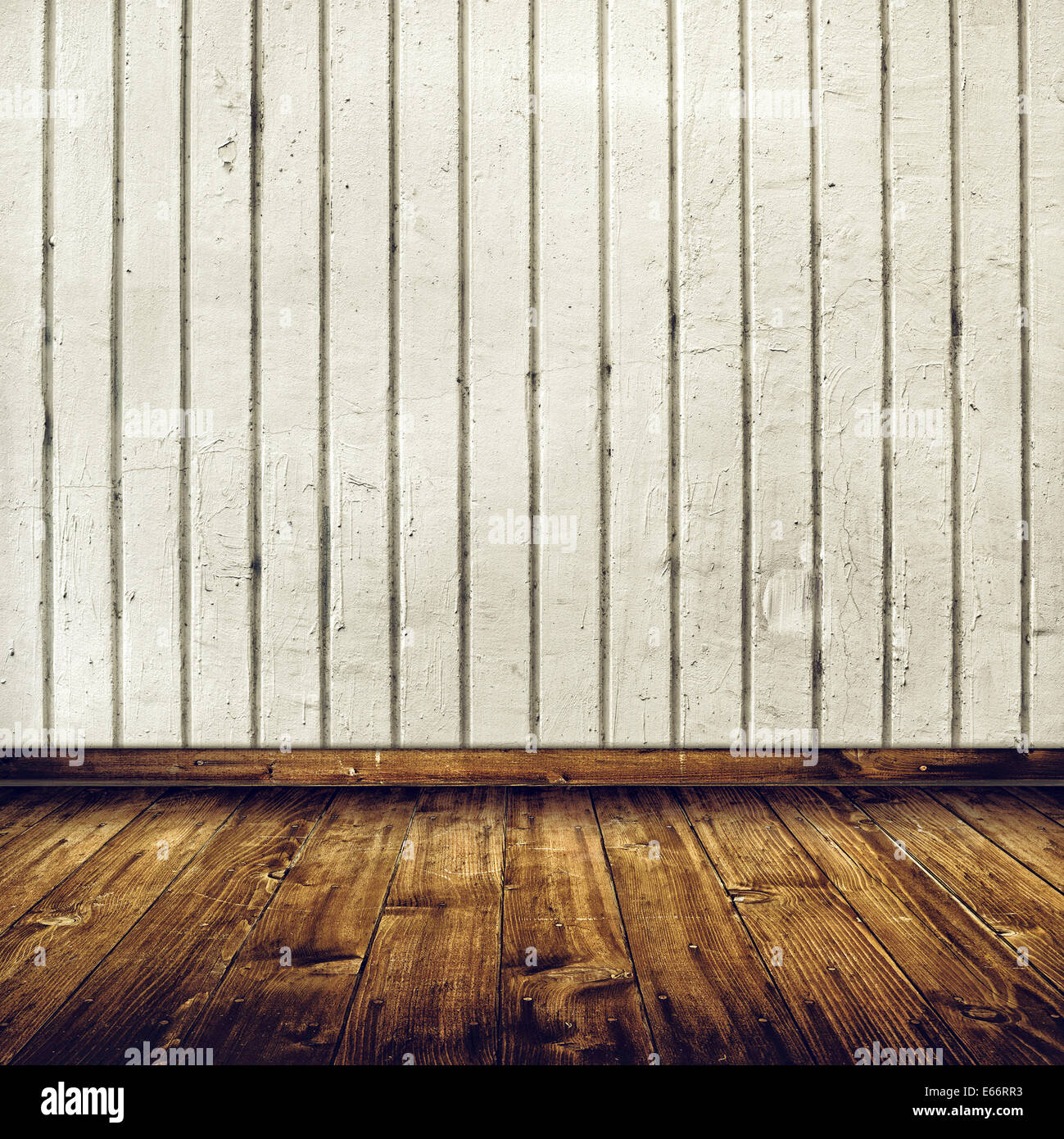 Vintage sala interna con cemento bianco muro di mattoni e pavimento in legno come sfondo per il product placement Foto Stock