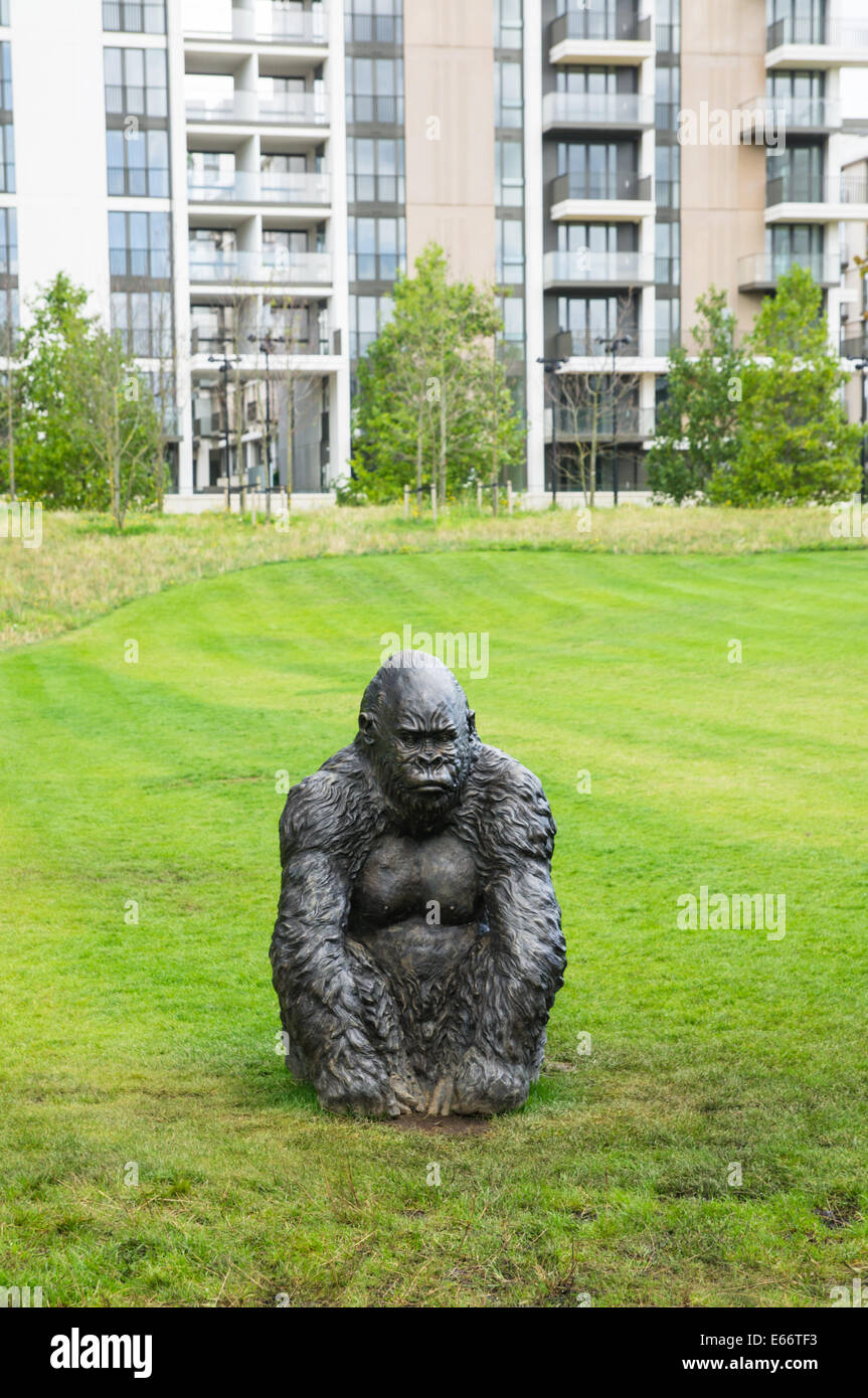 Scultura di gorilla a East Village London development Stratford E20 Londra Inghilterra Regno Unito Regno Unito Foto Stock