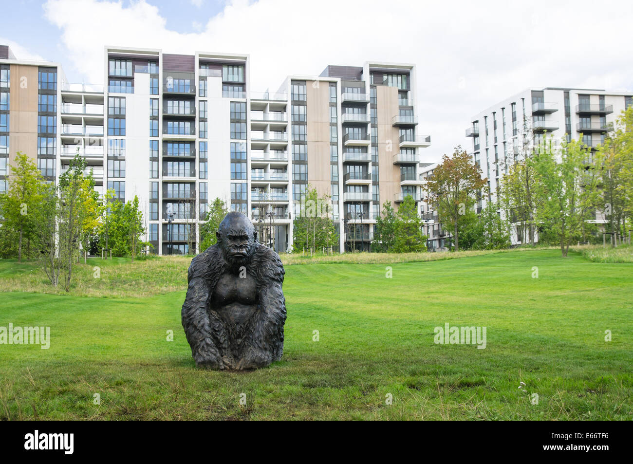 Scultura di gorilla a East Village London development Stratford E20 Londra Inghilterra Regno Unito Regno Unito Foto Stock