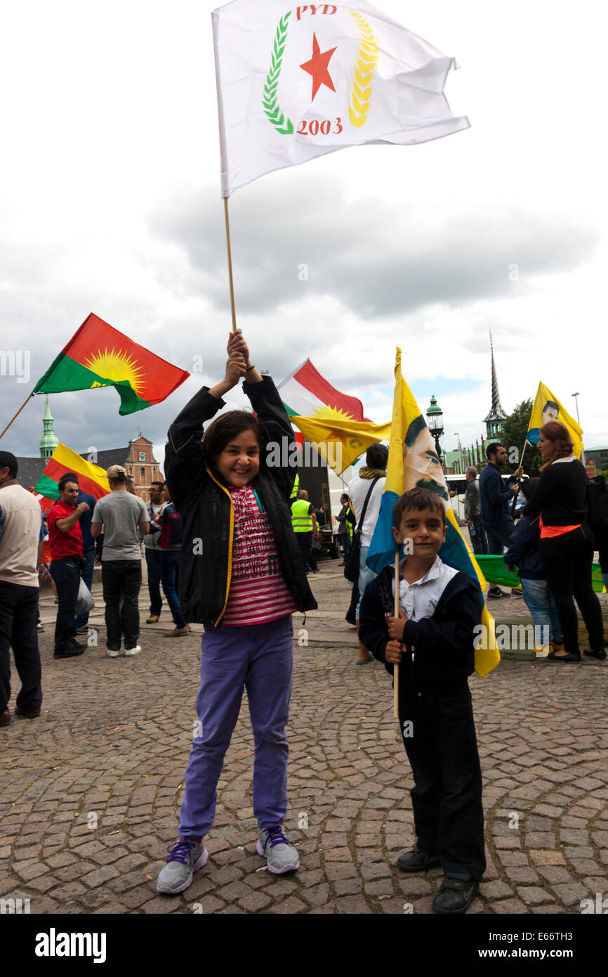 Copenaghen, Danimarca - Agosto 16th, 2014: Curdi dimostra di fronte al parlamento Danese di Copenaghen contro ISIS (Stato islamico) la guerriglia e le atrocità commesse in Iraq. La foto di una ragazza tiene la bandiera di PYD (Unione Democratica partito) dal nord della Siria. PYD è affiliato con il PKK. Credito: OJPHOTOS/Alamy Live News Foto Stock