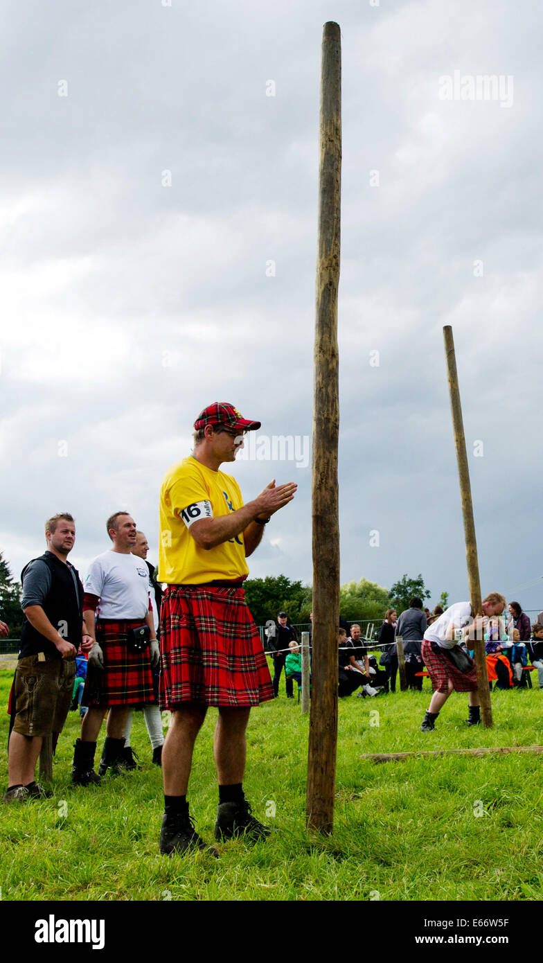 Wilhermskirch, Germania. 16 Ago, 2014. Manni prende parte al tronco gettando in occasione del 'Oberschwaebischen Highlaendgames' ('superiore Highlandgames sveva') in Wilhermskirch, Germania, 16 agosto 2014. Foto: Inga Kjer/dpa/Alamy Live News Foto Stock