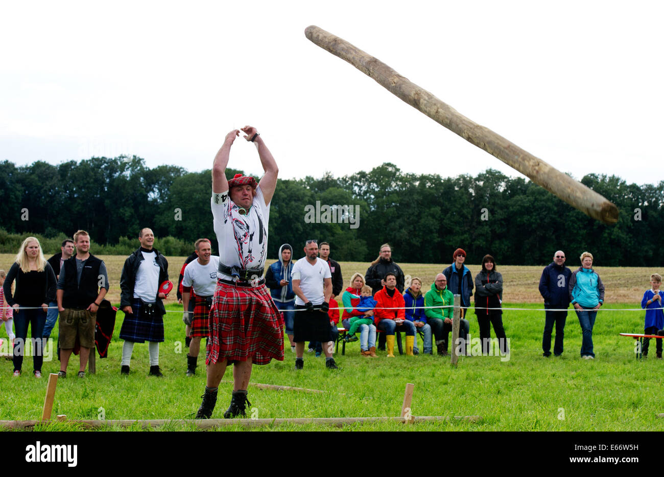 Wilhermskirch, Germania. 16 Ago, 2014. Oli prende parte al tronco gettando in occasione del 'Oberschwaebischen Highlaendgames' ('superiore Highlandgames sveva') in Wilhermskirch, Germania, 16 agosto 2014. Foto: Inga Kjer/dpa/Alamy Live News Foto Stock