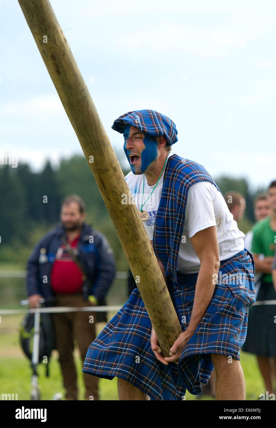 Wilhermskirch, Germania. 16 Ago, 2014. Manu prende parte al tronco gettando in occasione del 'Oberschwaebischen Highlaendgames' ('superiore Highlandgames sveva') in Wilhermskirch, Germania, 16 agosto 2014. Foto: Inga Kjer/dpa/Alamy Live News Foto Stock