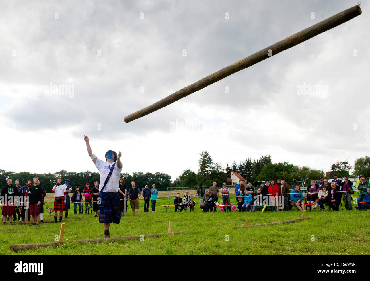 Wilhermskirch, Germania. 16 Ago, 2014. Manu prende parte al tronco gettando in occasione del 'Oberschwaebischen Highlaendgames' ('superiore Highlandgames sveva') in Wilhermskirch, Germania, 16 agosto 2014. Foto: Inga Kjer/dpa/Alamy Live News Foto Stock
