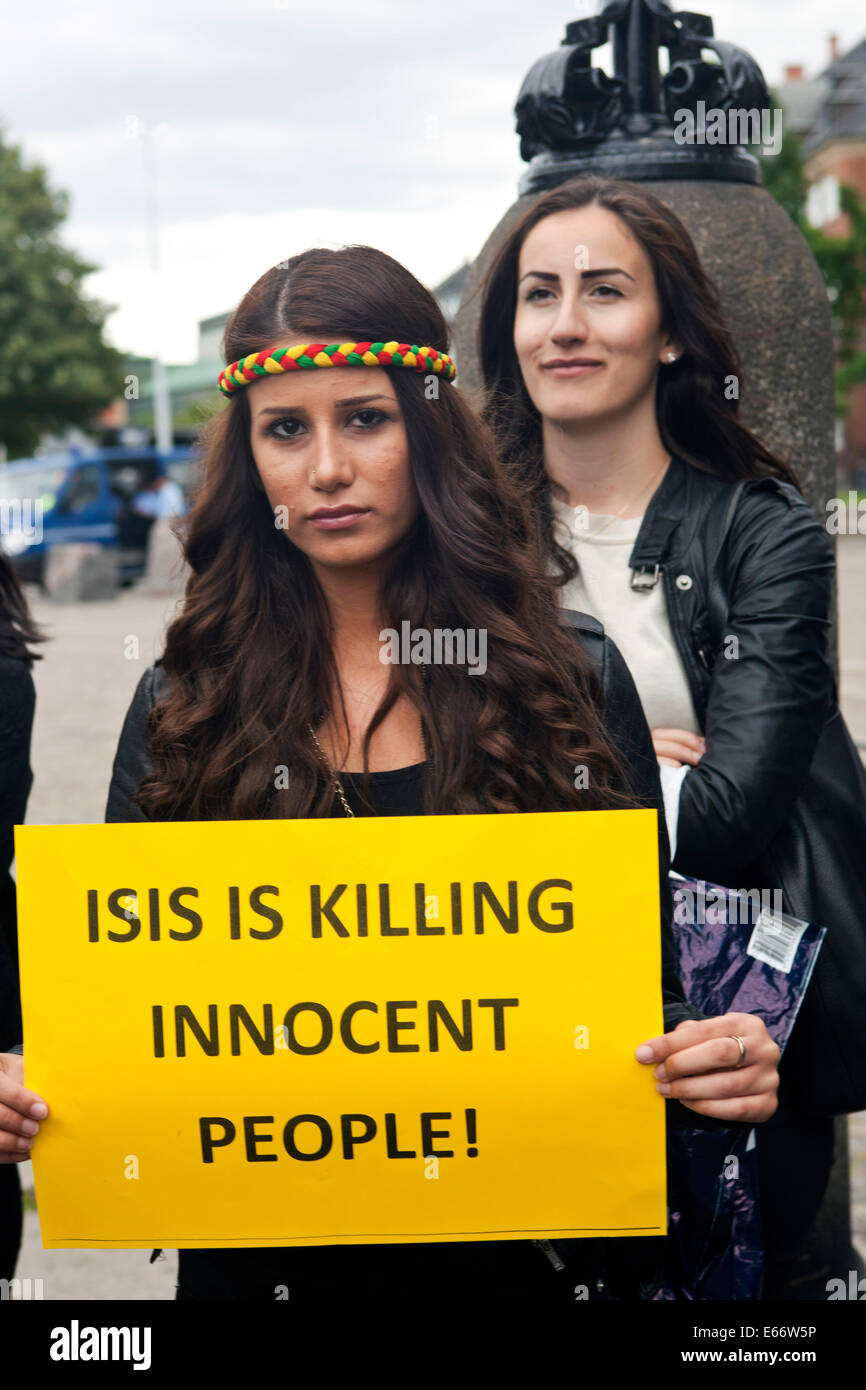 Copenaghen, Danimarca - Agosto 16th, 2014: due giovani donne curde partcipating in curdo dimostrazione di solidarietà di fronte al parlamento Danese di Copenaghen contro ISIS (Stato islamico) la guerriglia e le atrocità commesse in Iraq. Credito: OJPHOTOS/Alamy Live News Foto Stock