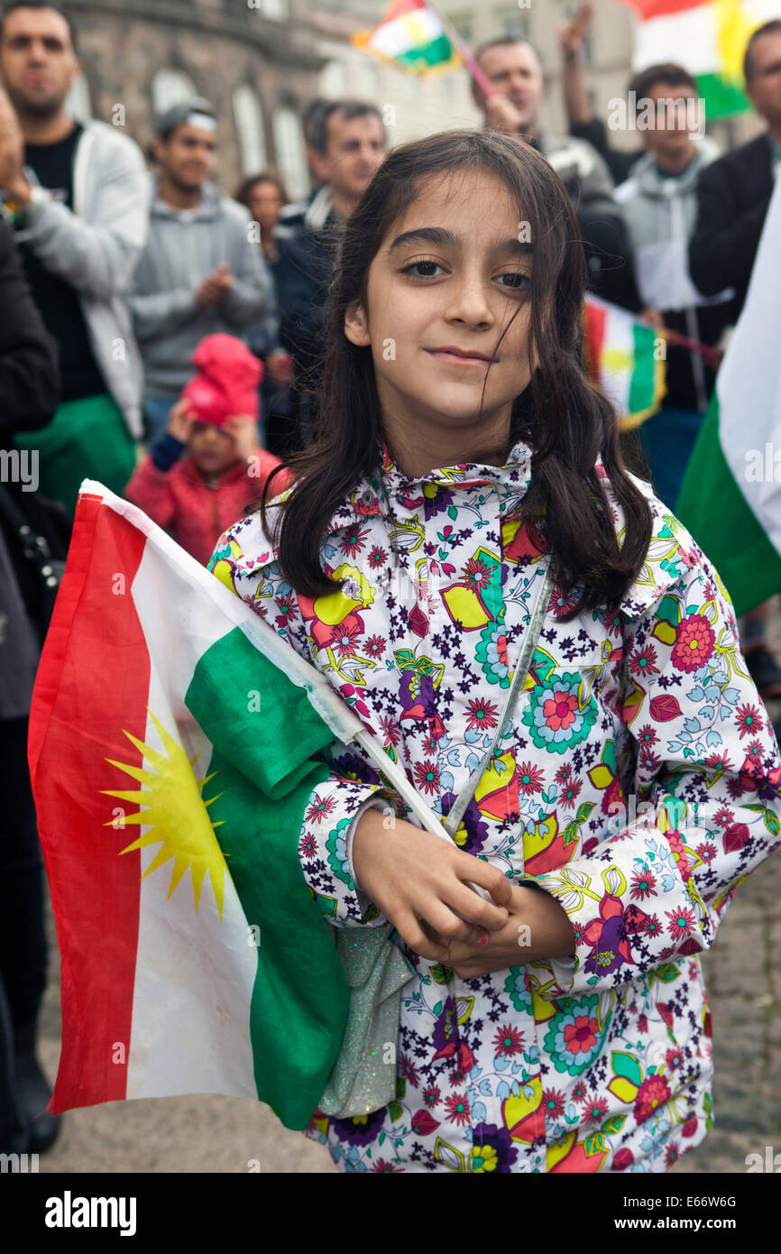 Copenaghen, Danimarca - Agosto 16th, 2014: Curdo ragazza con la bandiera. Lei è uno dei circa 5 - 600 curdi che questo sabato dimostra di fronte al parlamento Danese di Copenaghen contro ISIS (Stato islamico) la guerriglia e le atrocità commesse in Iraq. Credito: OJPHOTOS/Alamy Live News Foto Stock
