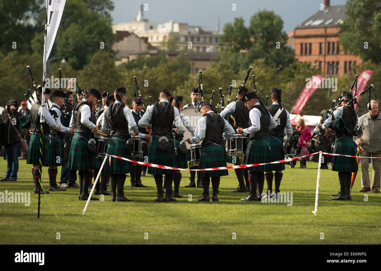 Glasgow, Scotland, Regno Unito. 16 Ago, 2014. I partecipanti prendono parte a 2014 World Pipe Band Championships grado uno qualificatori a Glasgow Green il 16 agosto 2014 a Glasgow, in Scozia. La Annual World Pipe Band Championships ha restituito a Glasgow questo fine settimana, con un programma che avrà 300 spettacoli da 223 bande di cornamuse in lizza per il titolo. Credito: Sam Kovak/Alamy Live News Foto Stock