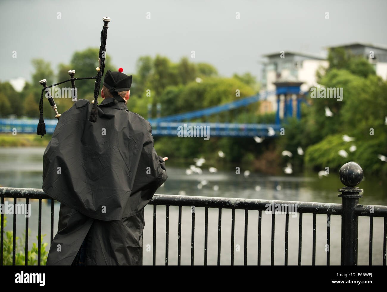 Glasgow, Scotland, Regno Unito. 16 Ago, 2014. I partecipanti prendono parte a 2014 World Pipe Band Championships grado uno qualificatori a Glasgow Green il 16 agosto 2014 a Glasgow, in Scozia. La Annual World Pipe Band Championships ha restituito a Glasgow questo fine settimana, con un programma che avrà 300 spettacoli da 223 bande di cornamuse in lizza per il titolo. Credito: Sam Kovak/Alamy Live News Foto Stock