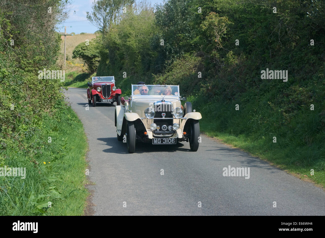 Alvis lucciola nella parte anteriore della Jowett donnola in Vicolo del paese Foto Stock