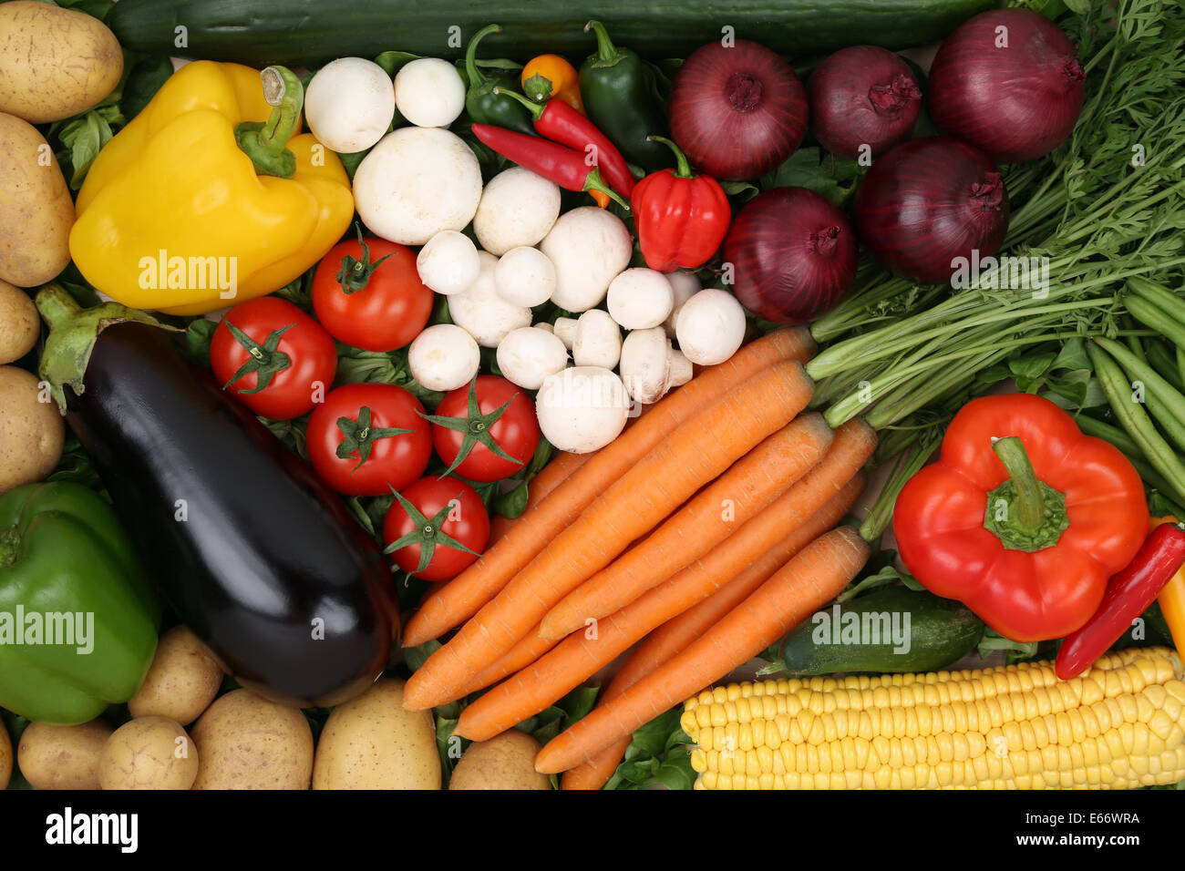 Mangiare sano verdure come pomodori, paprica e patate come sfondo Foto Stock