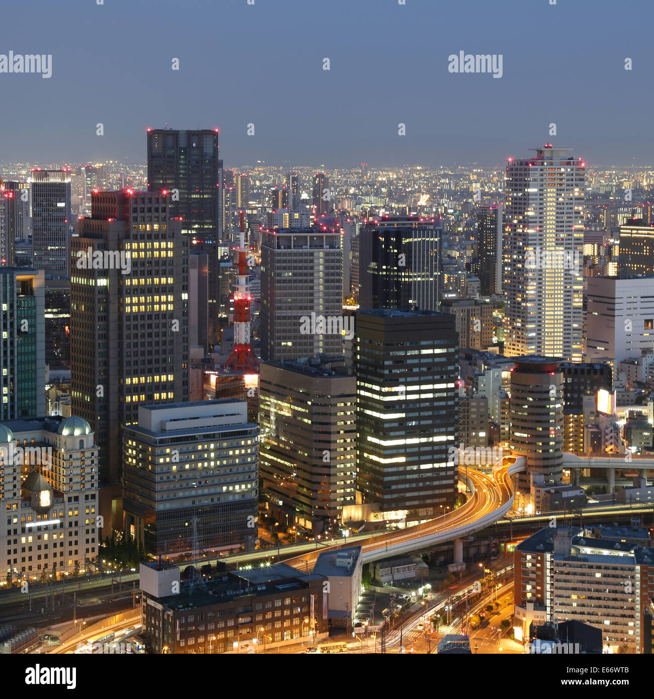 Osaka in Giappone skyline della città e il centro cittadino con i semafori di notte Foto Stock