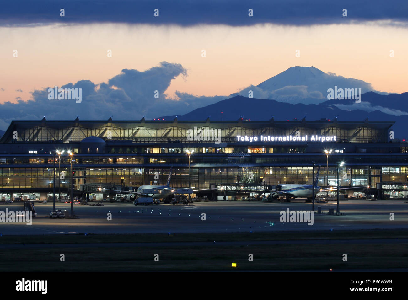 Tokyo, Giappone - 21 Maggio 2014: il Monte Fuji e di Tokyo International Airport (HND) a Tokyo in Giappone. Tokyo Haneda è il più trafficato airpo Foto Stock