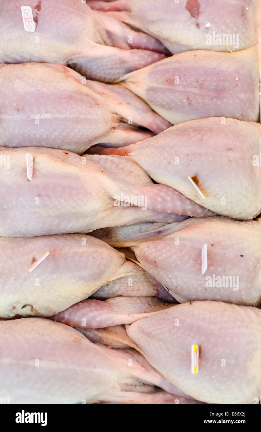 Carni di quaglia su un mercato desk Foto Stock