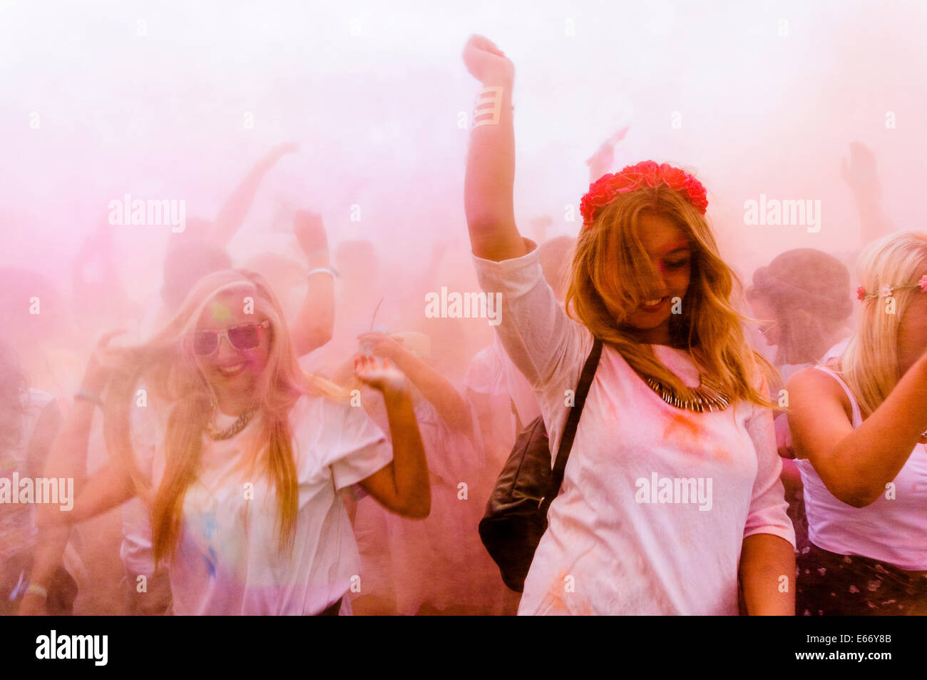 Belfast, Irlanda del Nord 15 Agosto 2014 - Holi festival uno di colore è celebrato dal popolo di Belfast. Credito: Stephen Barnes/Alamy Live News Foto Stock