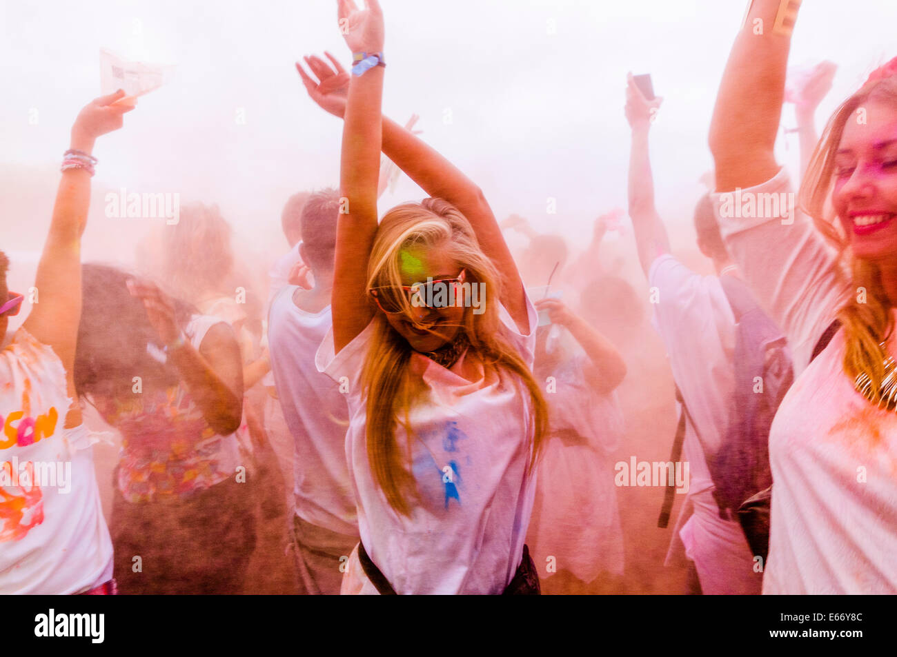 Belfast, Irlanda del Nord 15 Agosto 2014 - Holi festival uno di colore è celebrato dal popolo di Belfast. Credito: Stephen Barnes/Alamy Live News Foto Stock