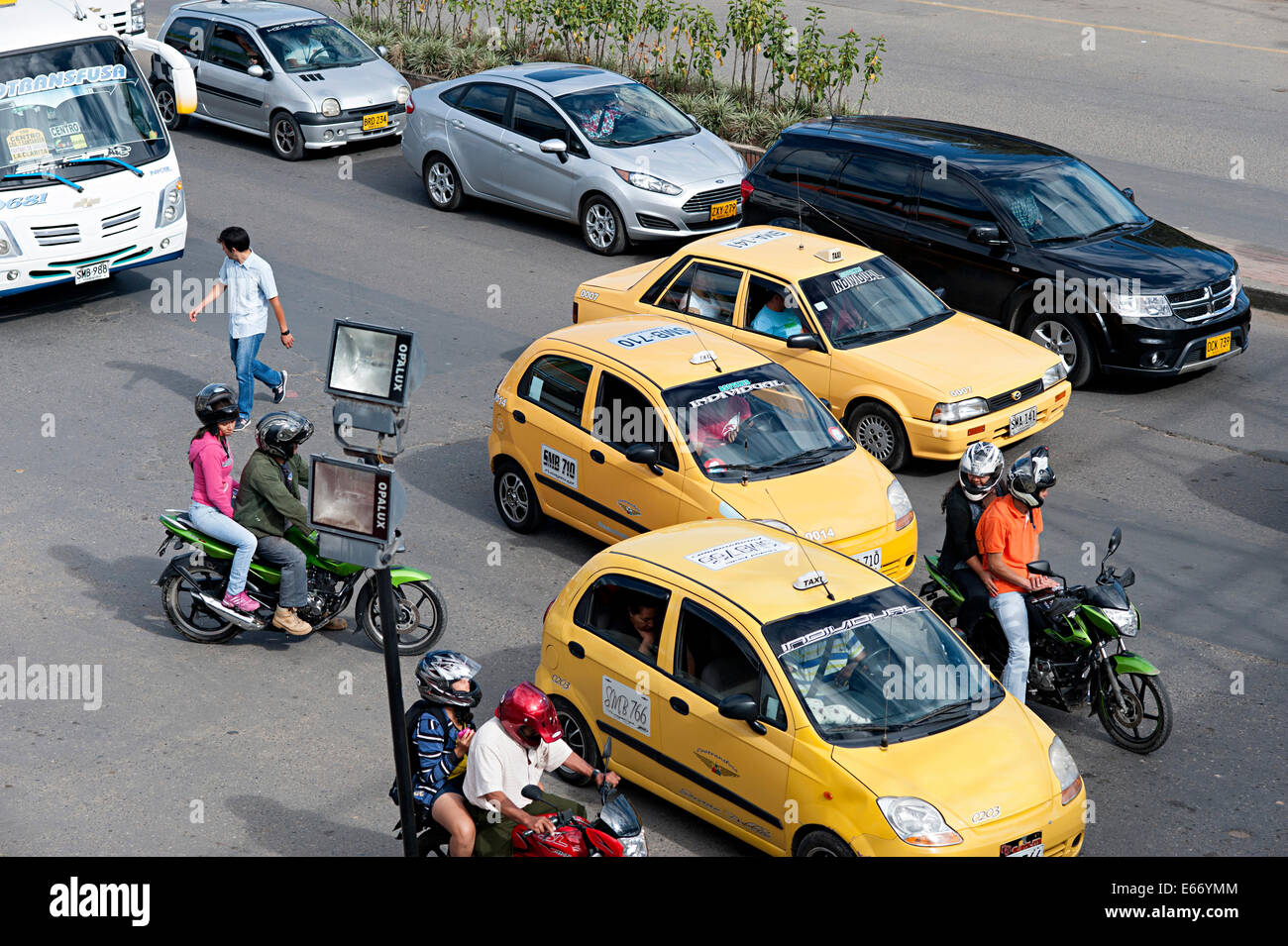 Un assortimento di veicoli su strada in città Fusagasuga. La Colombia, Sud America. Foto Stock