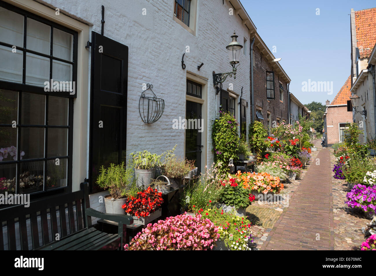 Romantica strada nostalgico con fiori colorati nella vecchia città anseatica " Elburg " nei Paesi Bassi Foto Stock