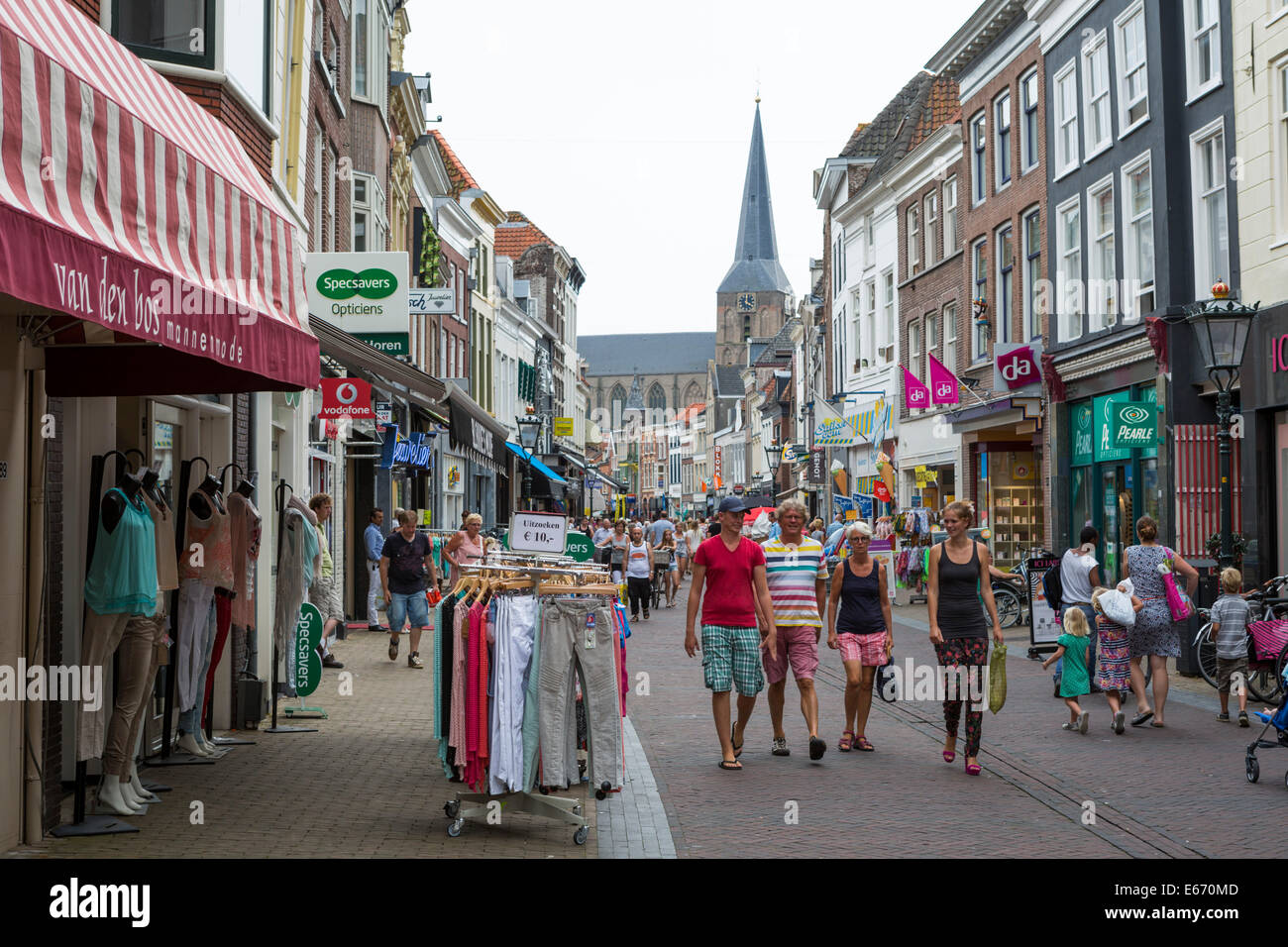 Shopping La gente nella strada principale di Kampen nei Paesi Bassi Foto Stock