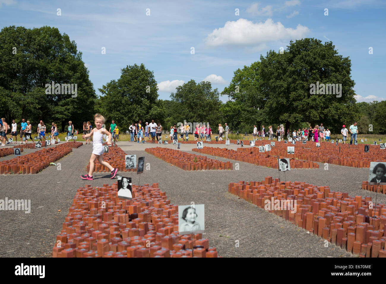 Visitatori presso l'ex campo di concentramento sito 'kamp westerbork' con innocenti bambini in esecuzione nei Paesi Bassi Foto Stock