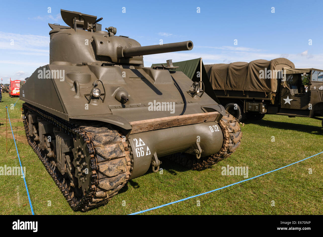 Kent, Regno Unito. 16 Ago, 2014. La sesta annuale combinati Ops mostra a Headcorn Airfield. Dotato di fly-overs, guerra rievocazioni, Fancy Dress, effettivo e memorabilia di replica e di più. Credito: Tom Arne Hanslien/Alamy Live News Foto Stock