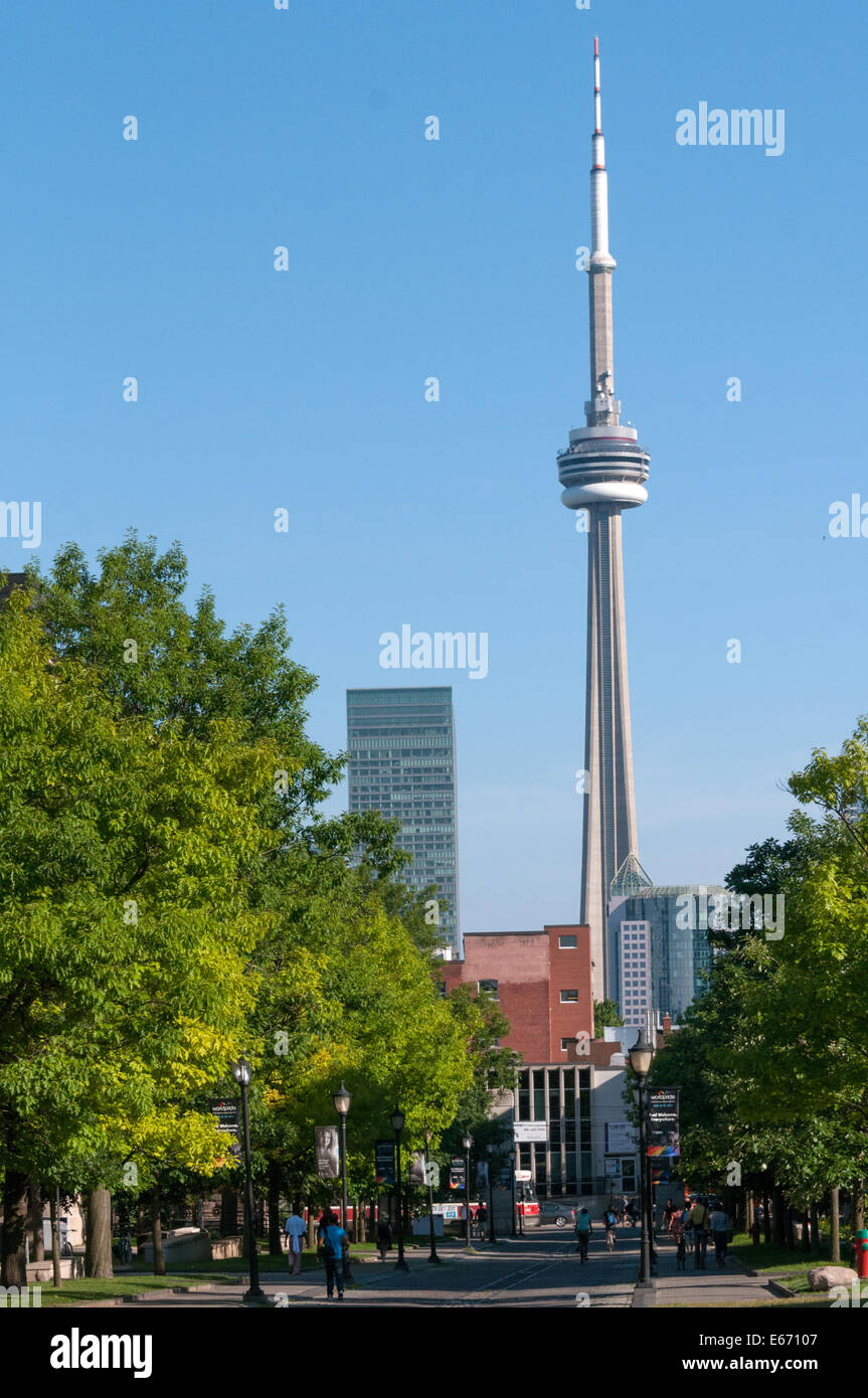 La CN Tower e parte dell'Università di Toronto Campus Foto Stock