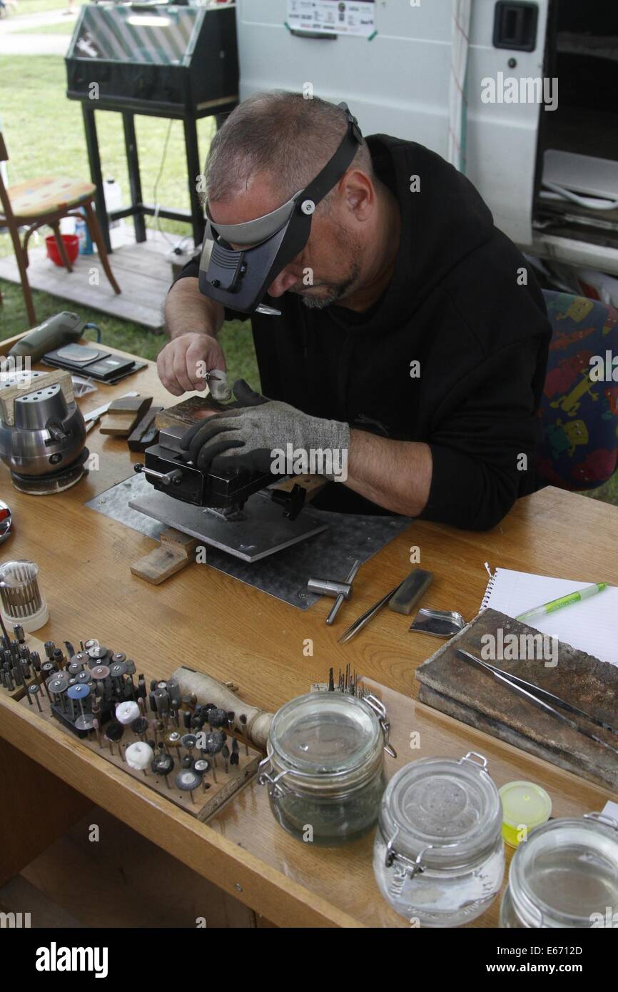 Nitrianske Pravno, Slovacchia. 16 Ago, 2014. Un balcksmith sta lavorando su progetti da loro stessi in Nitrianske Pravno, Slovacchia, su agosto 16, 2014. Fabbri slovacca raccogliere qui il sabato per il quarto annual Jurcove Dni, celebrando il patrimonio della loro gilda. © Erik Adamson/Xinhua/Alamy Live News Foto Stock