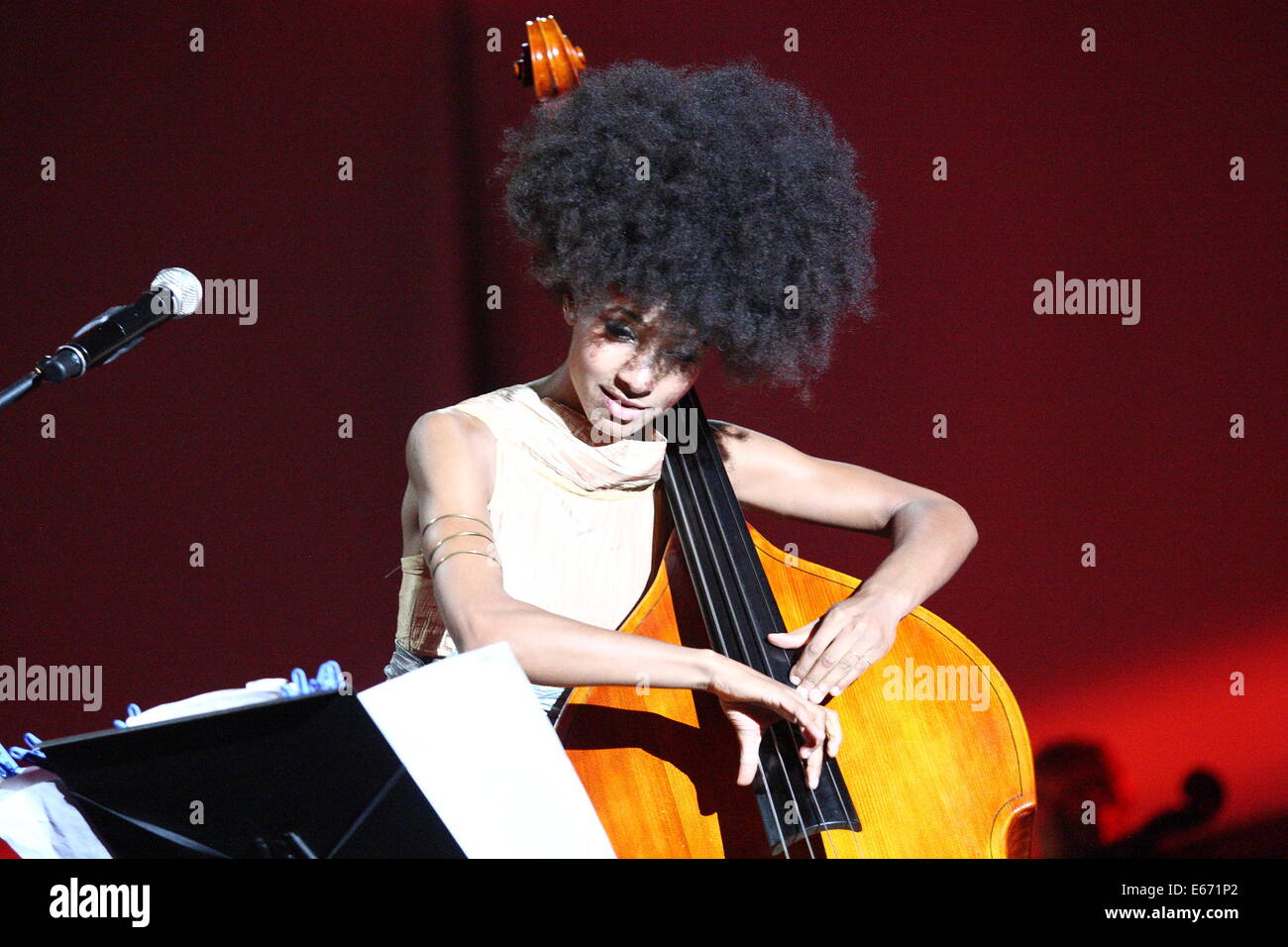 Gdansk, Poalnd 16th, Agosto 2014 Solidarietà del Festival delle arti, La Esperanza + concerto in Gdansk. American jazz star Esperanza Spalding suona dal vivo sul palco Credito: Michal Fludra/Alamy Live News Foto Stock