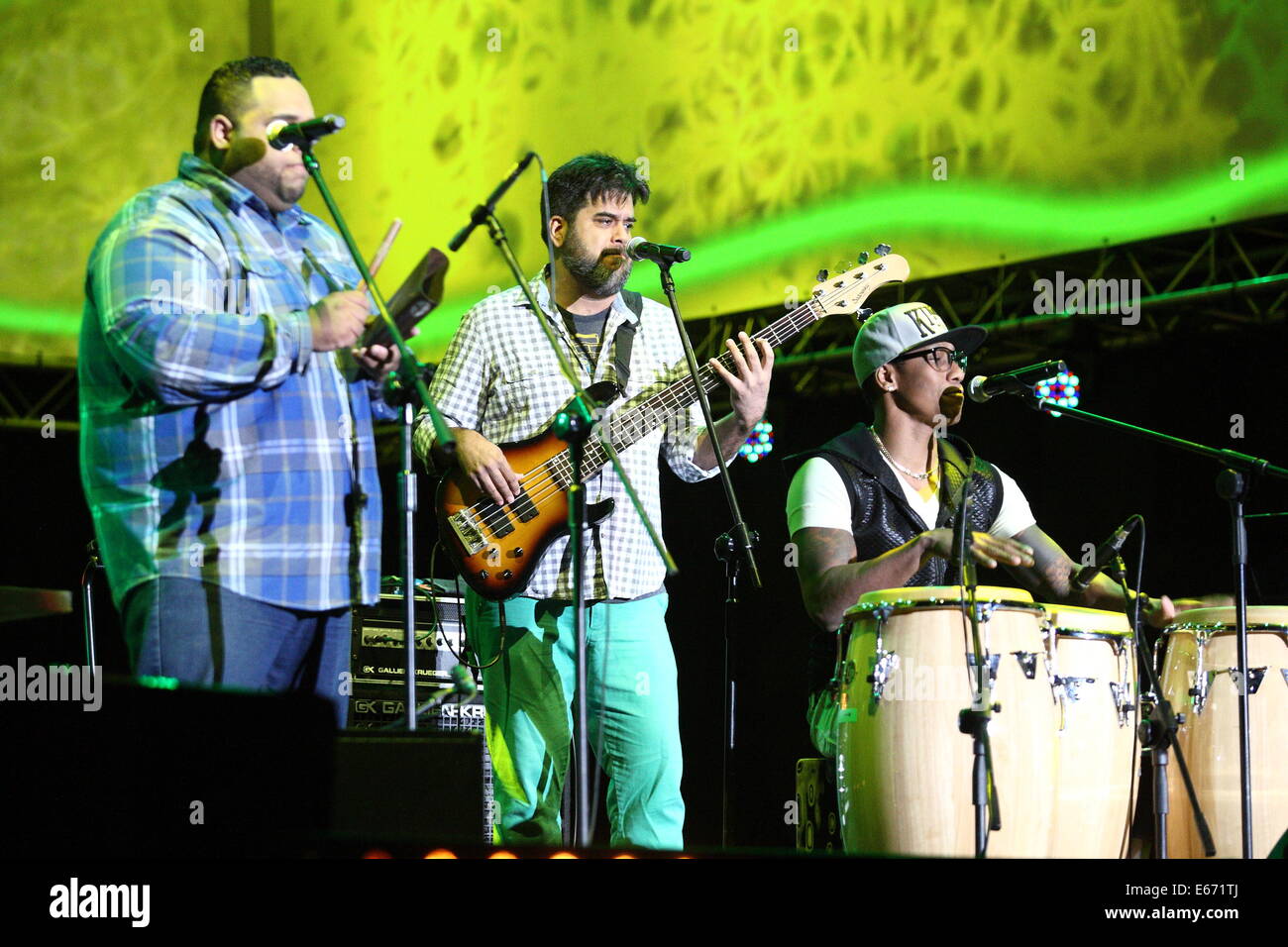 Gdansk, Polonia 16th, Agosto 2014 Solidarietà di Arts Festival in Gdansk.Pedro Martinez gruppo suona dal vivo sul palco durante la Esperanza + concerto insieme con Esperanza Spalding. Credito: Michal Fludra/Alamy Live News Foto Stock