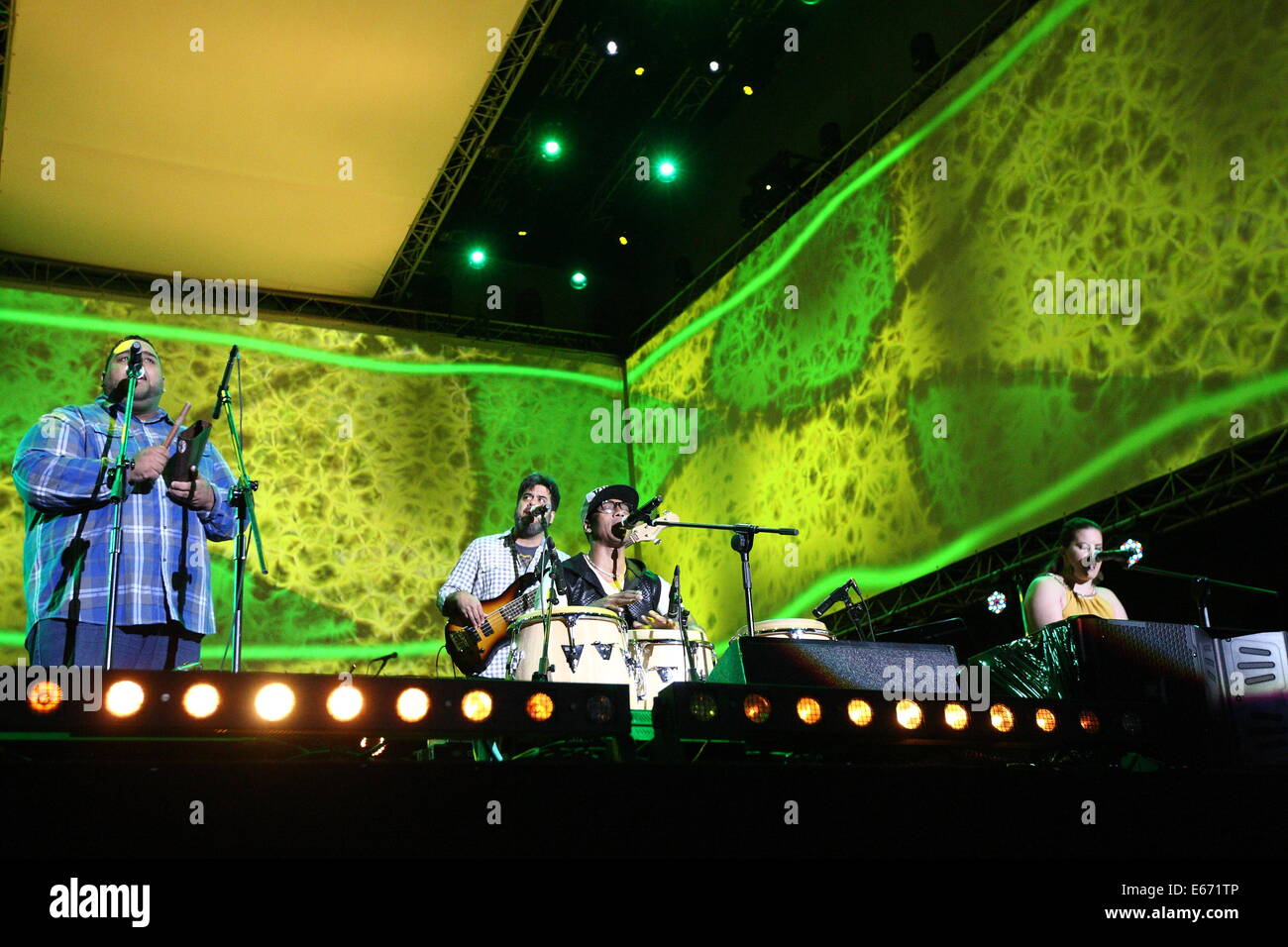 Gdansk, Polonia 16th, Agosto 2014 Solidarietà di Arts Festival in Gdansk.Pedro Martinez gruppo suona dal vivo sul palco durante la Esperanza + concerto insieme con Esperanza Spalding. Credito: Michal Fludra/Alamy Live News Foto Stock