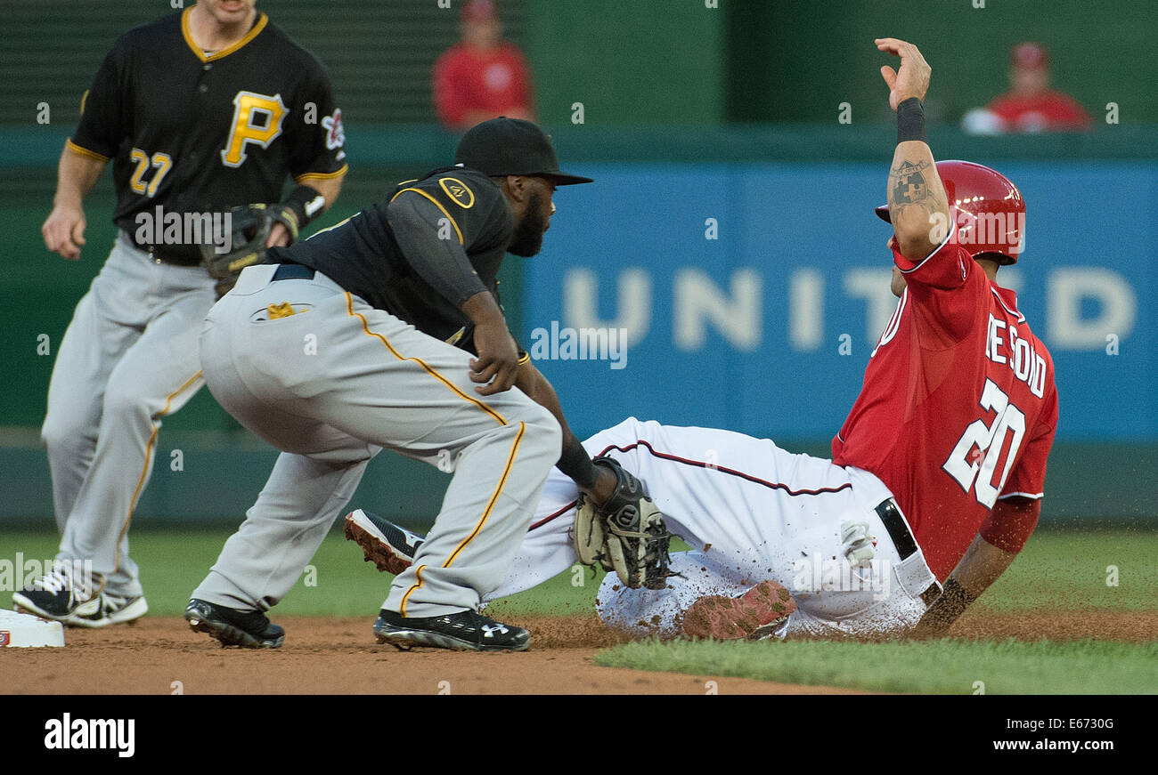 Washington, DC, Stati Uniti d'America. 16 Ago, 2014. Washington cittadini shorstop Ian Desmond (20) è contrassegnato fuori il tentativo di rubare la seconda base da Pittsburgh Pirates interbase Josh Harrison (5) durante il primo inning di gioco i loro cittadini a parcheggiare in Washington D.C, Sabato, Agosto 16, 2014. Credito: Harry E. Walker/ZUMA filo/Alamy Live News Foto Stock