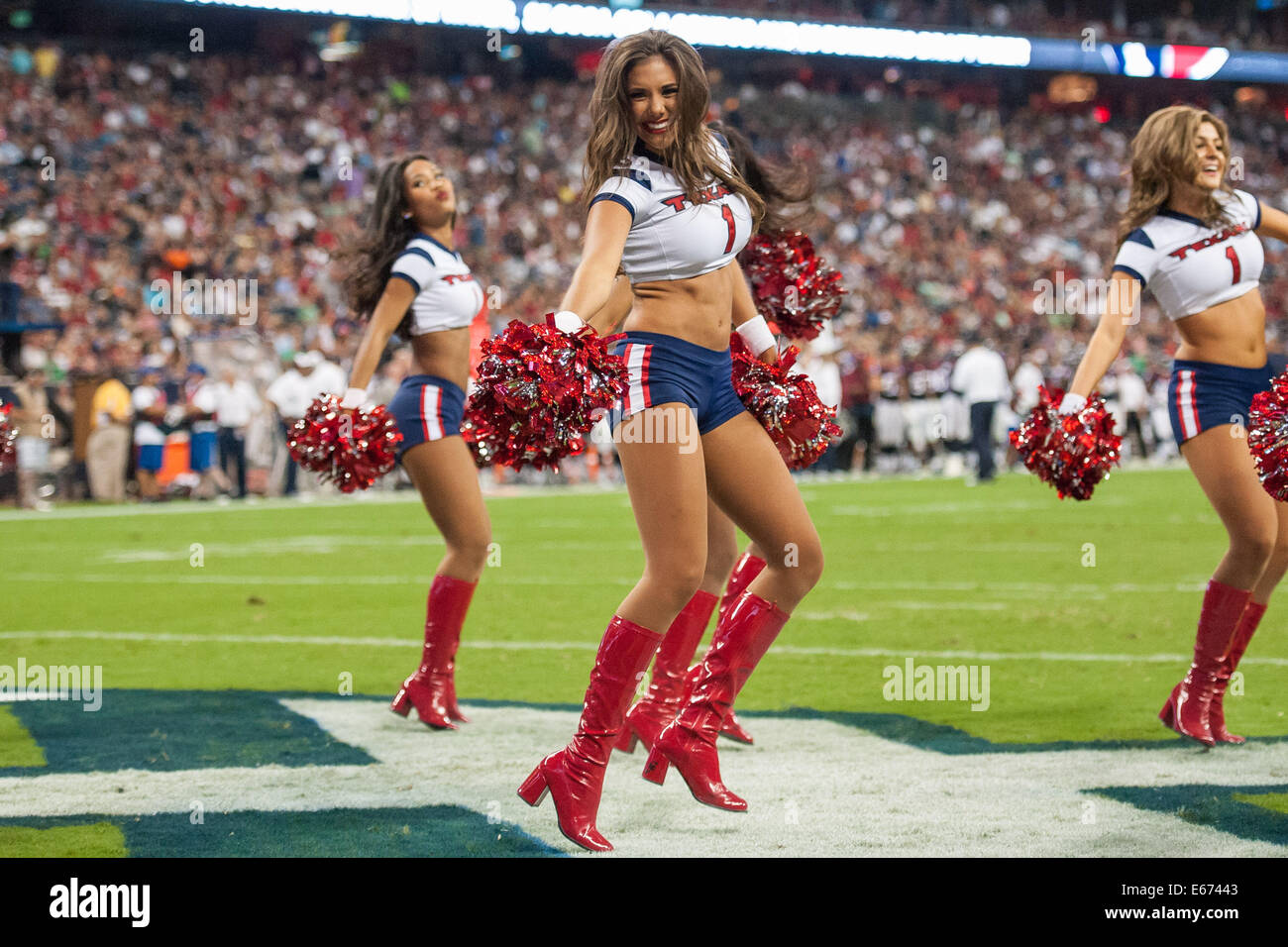 Houston, Texas, Stati Uniti d'America. 16 Ago, 2014. Houston Texans cheerleader eseguire durante un'NFL preseason game tra Houston Texans e i falchi di Atlanta a NRG Stadium di Houston, TX su agosto 16th, 2014. Credito: Trask Smith/ZUMA filo/Alamy Live News Foto Stock