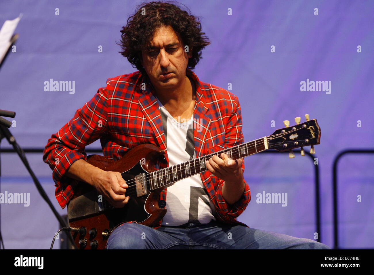 Il chitarrista, Gilles Coronado dal Louis Sclavis Atlas Trio suona dal vivo sul palco del Jazz e gioia festival 2014 in worm. Il Louis Sclavis Atlas Trio fondatore, Louis Sclavis ha vinto il Prix Django Reinhardt award e il British Jazz-Award. © Michael Debets/Pacific Press/Alamy Live News Foto Stock