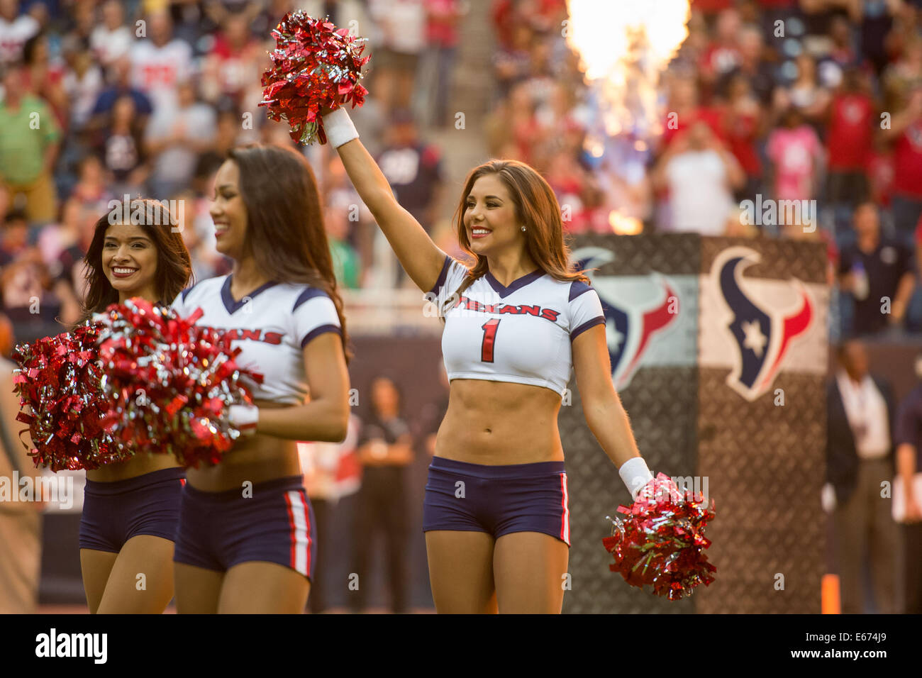 Houston, Texas, Stati Uniti d'America. 16 Ago, 2014. Houston Texans cheerleader entrano in campo prima di un'NFL preseason game tra Houston Texans e i falchi di Atlanta a NRG Stadium di Houston, TX su agosto 16th, 2014. Credito: Trask Smith/ZUMA filo/Alamy Live News Foto Stock