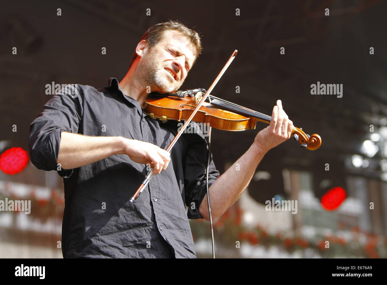 Worm, Germania. Il 16 agosto 2014. Violin Player Herzberger cristiana è raffigurato il supporto di Gregor Meyle live sul palco del Jazz e gioia festival 2014 in worm. Il cantante tedesco Gregor Meyle eseguita dal vivo presso il Jazz e la gioia Festival 2014 in worm. Credito: Michael Debets/Alamy Live News Foto Stock