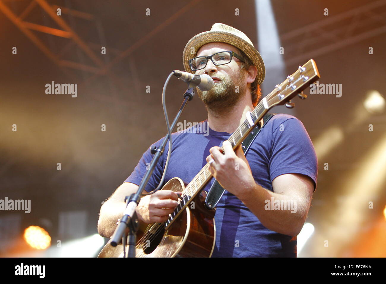 Worm, Germania. Il 16 agosto 2014. Gregor Meyle è raffigurato performing live sul palco del Jazz e gioia festival 2014 in worm. Il cantante tedesco Gregor Meyle eseguita dal vivo presso il Jazz e la gioia Festival 2014 in worm. Credito: Michael Debets/Alamy Live News Foto Stock