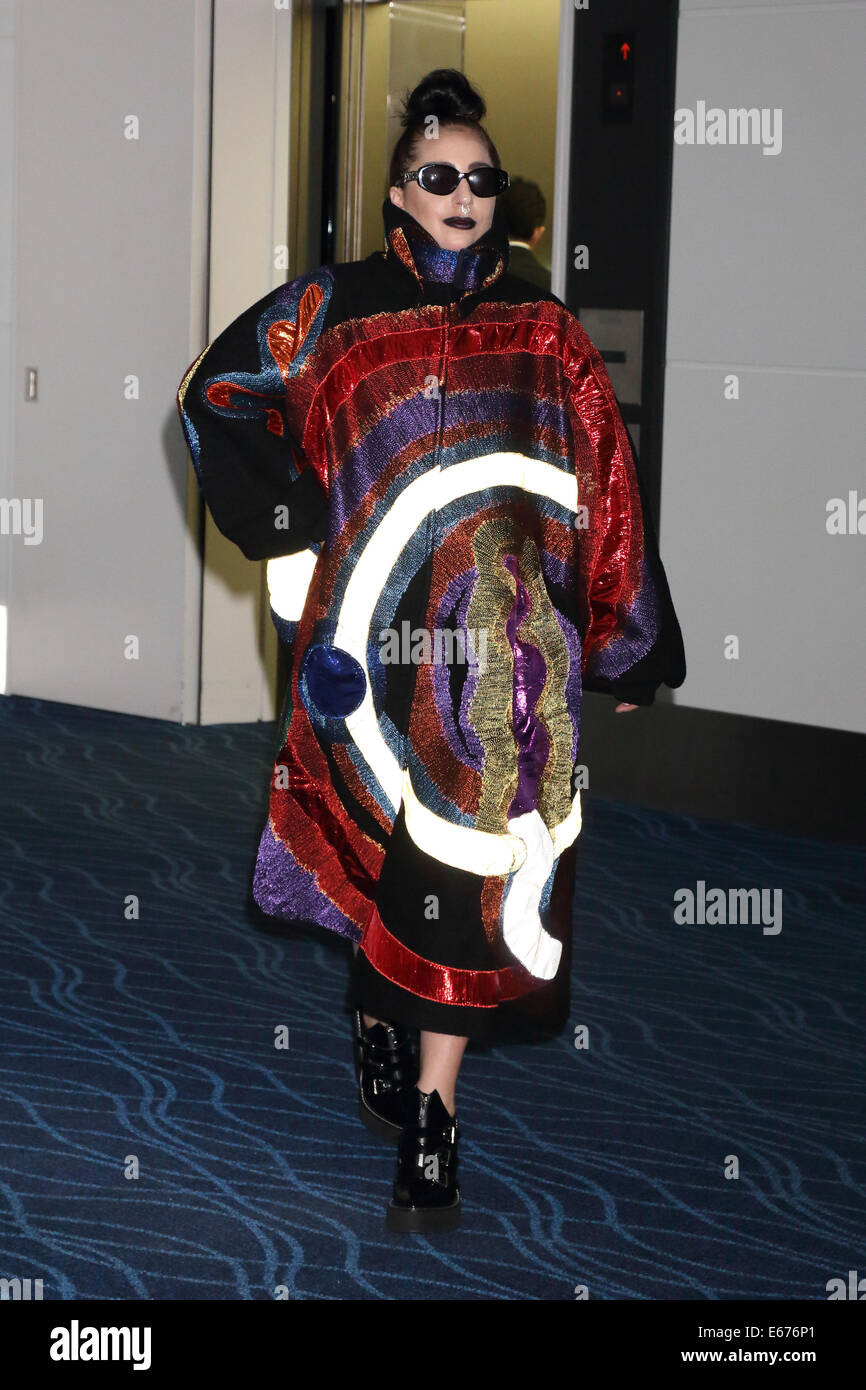Tokyo, Giappone. Il 15 agosto, 2014. Lady Gaga è visto indossare capi di  abbigliamento di marca "Kansai Yamamoto' dopo la sua partenza a Tokyo  Haneda International Airport. Credito: Motoo Naka/AFLO/Alamy Live News