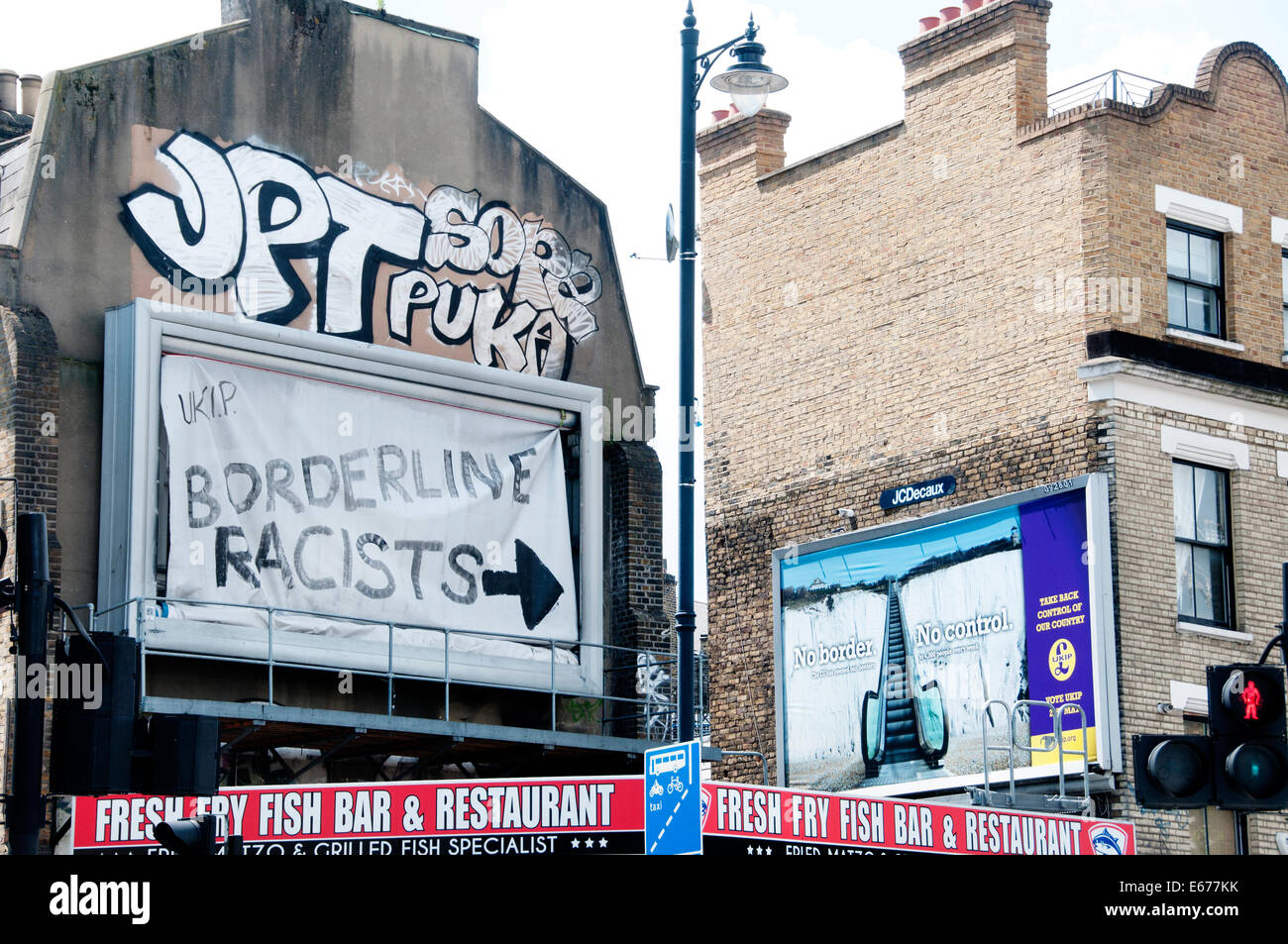 . Cartellone elettorale per il UKIP dicendo "No Border, nessun controllo ' e contatore di puntamento poster dicendo "razzisti borderline' Foto Stock